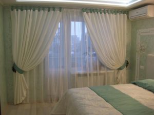 Стильные занавески и шторы в маленькую спальню: 65 фото идей